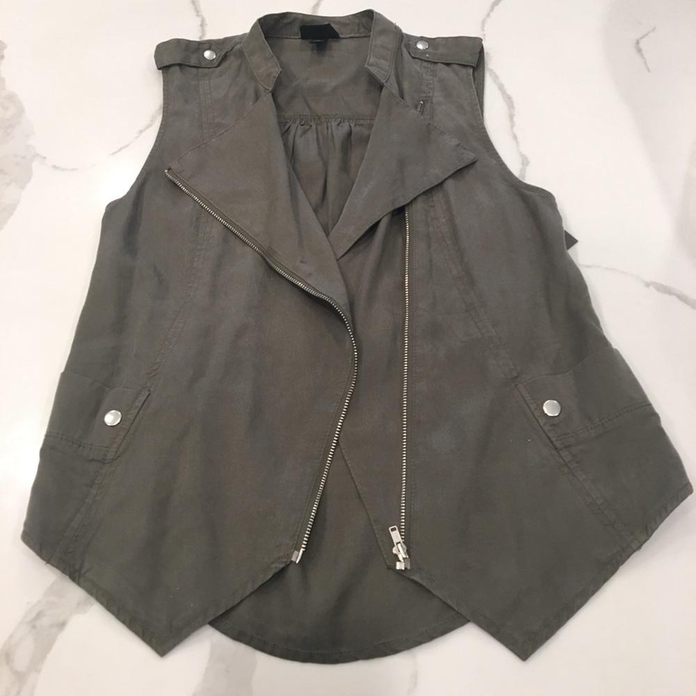 Women’s size small mossimo zip up cargo vest